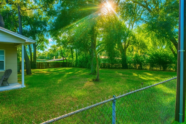 Building Photo - Renovated 2/1 in the Heart of Tampa on a DOUBLE lot!