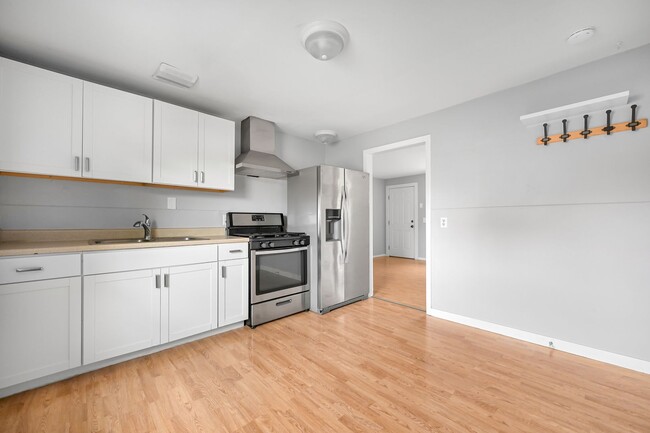Building Photo - 2 Bedroom, 1 Bathroom Available!
