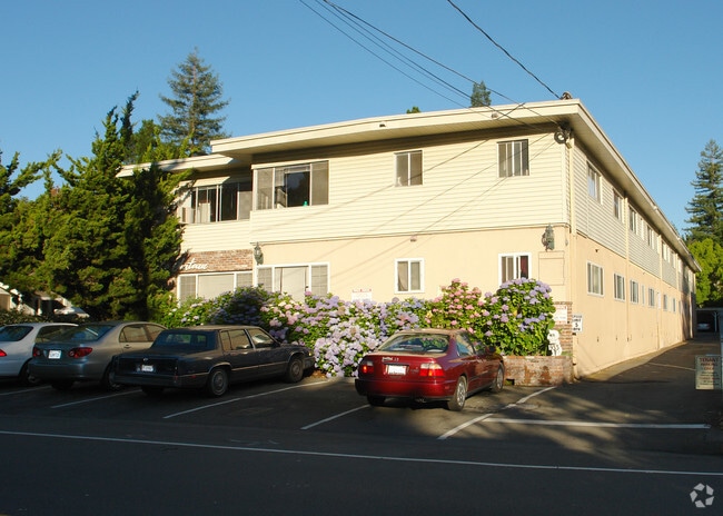 Building Photo - 933 Hough Ave