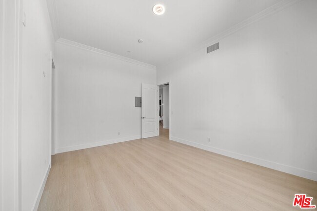 Building Photo - 309 S Mariposa Ave