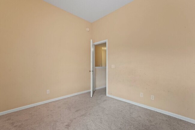 Building Photo - 966 Mustang Ln NE