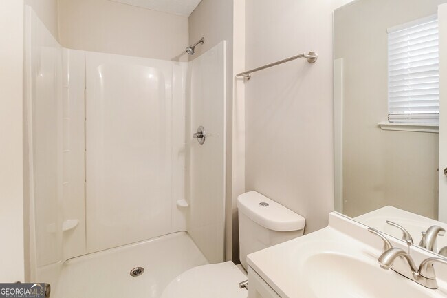 Building Photo - 635 Lakeridge Cir SE