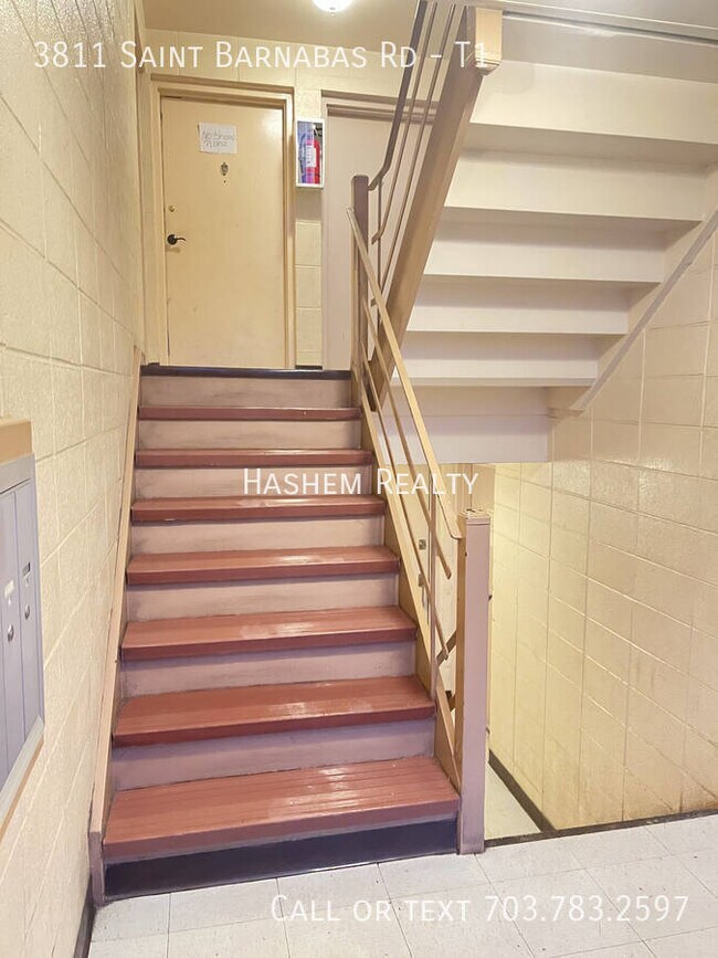 Building Photo - Lovely Updated 2 Bedroom 1 Full Bath Groun...