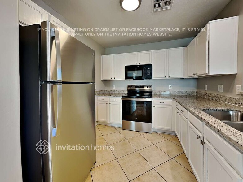 Building Photo - 12901 N El Frio St