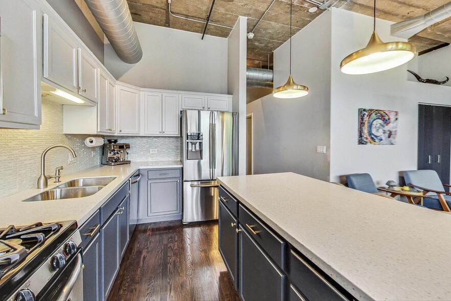 Building Photo - 1111 W 14th Plz