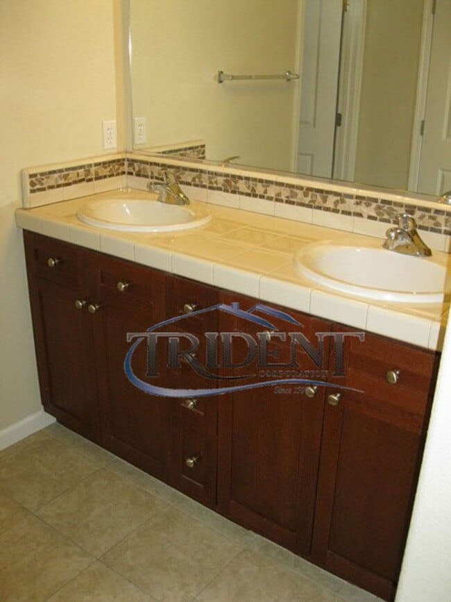 Building Photo - 3 bedroom, 2 1/2 bath halfplex/townhouse