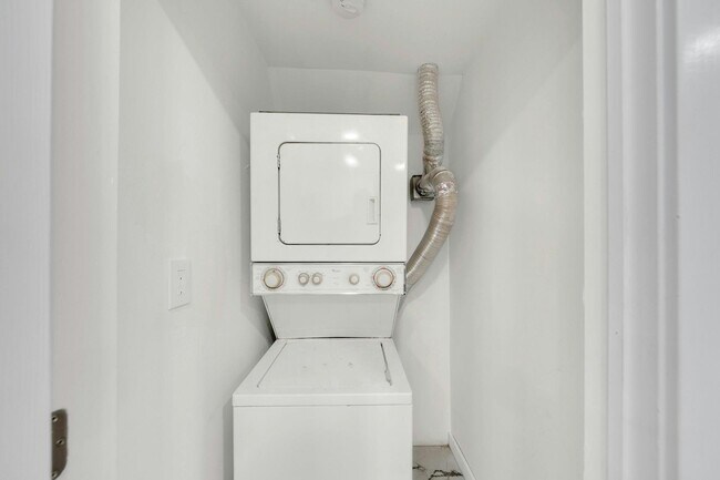 Building Photo - 826 Grand St