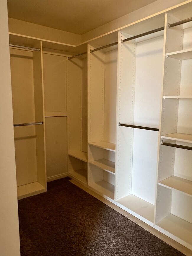 Building Photo - 6 bedroom Home With Pool and Basement