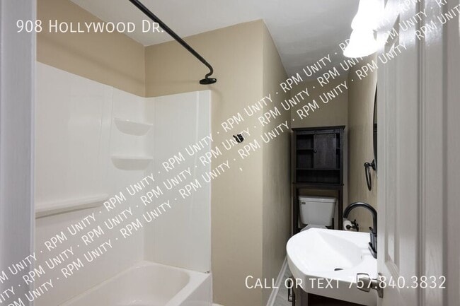 Building Photo - 908 Hollywood Dr