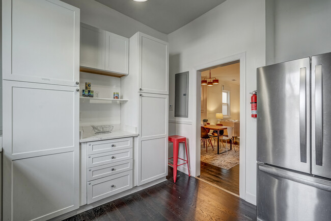 Kitchen with ample storage - 719 N Meadow St