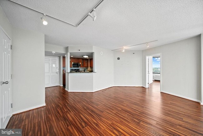 Building Photo - Beautifully renovated contemporary condo