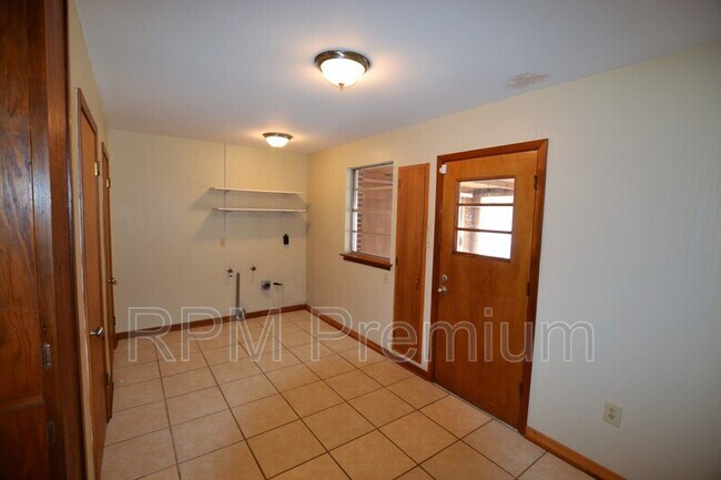 Building Photo - 8255 Queenswood Ct