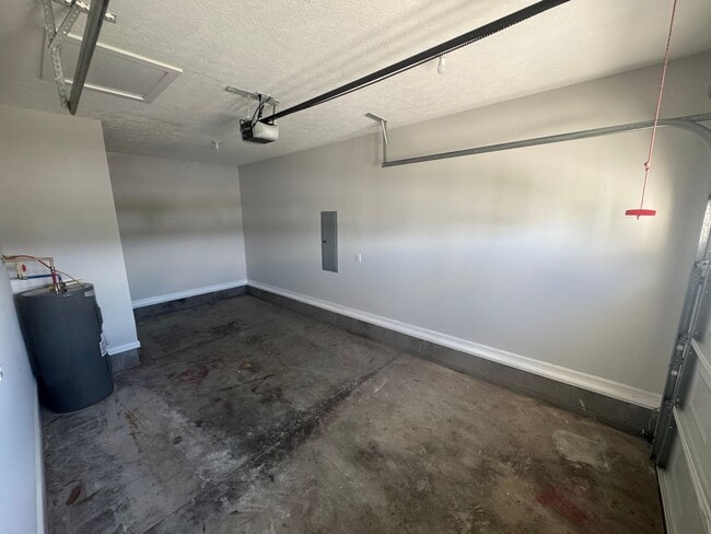 Building Photo - Newly Renovated 3BR 2BA home close to GM, ...