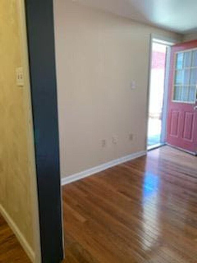 Building Photo - All New South Oakland 6 bedroom