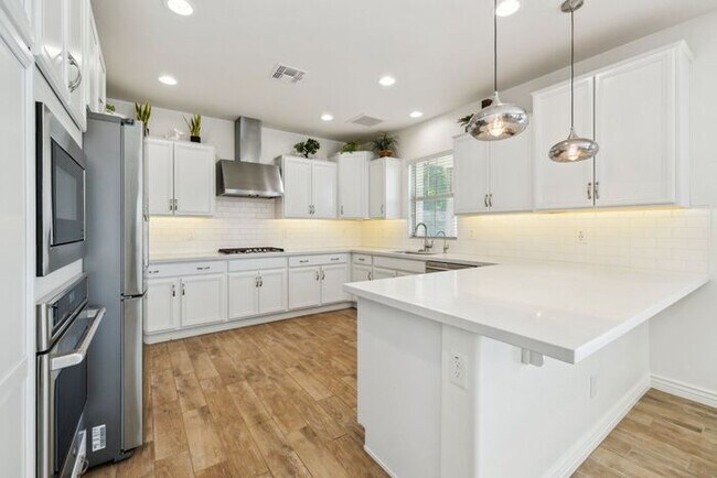 Building Photo - Modern 4-bedroom, 3.5-bathroom single-family home in the heart of North Tempe