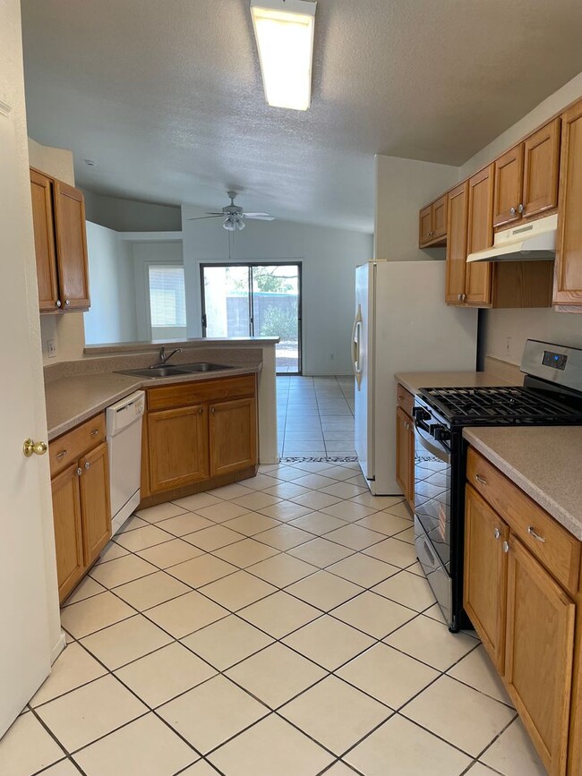 Building Photo - Large 3 Bedroom! Master Bedroom w/ Sitting Room!