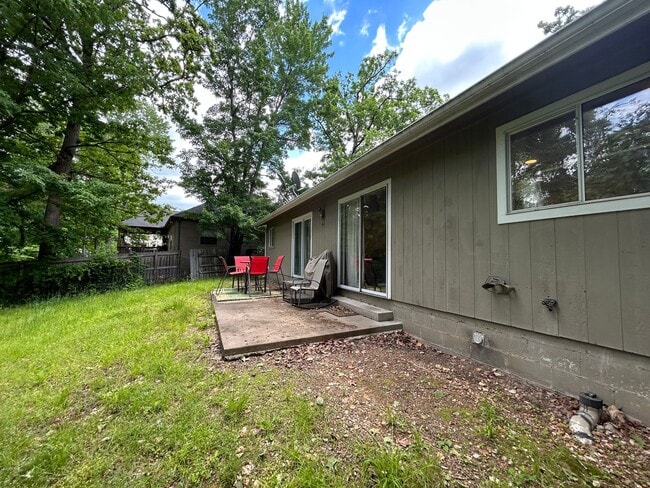 Building Photo - One level 3 bed/2 bath spacious home with ...