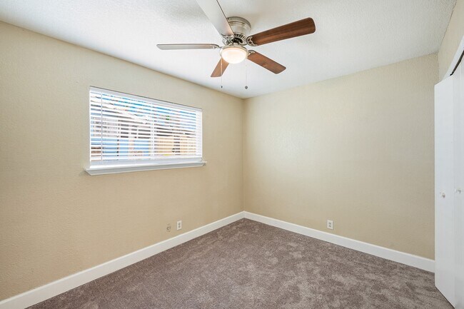 Building Photo - 7118 Glen Point Dr