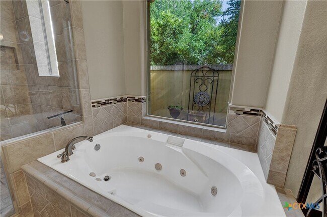 Building Photo - 9752 Trophy Oaks Dr