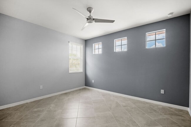 Building Photo - Stunning property, newer construction 3 sp...