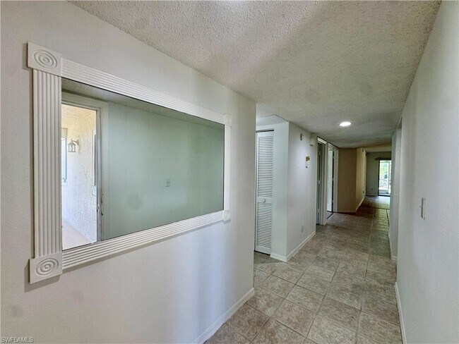 Building Photo - 661 Squire Cir