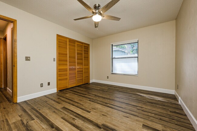 Building Photo - 1523 Poplar Dr