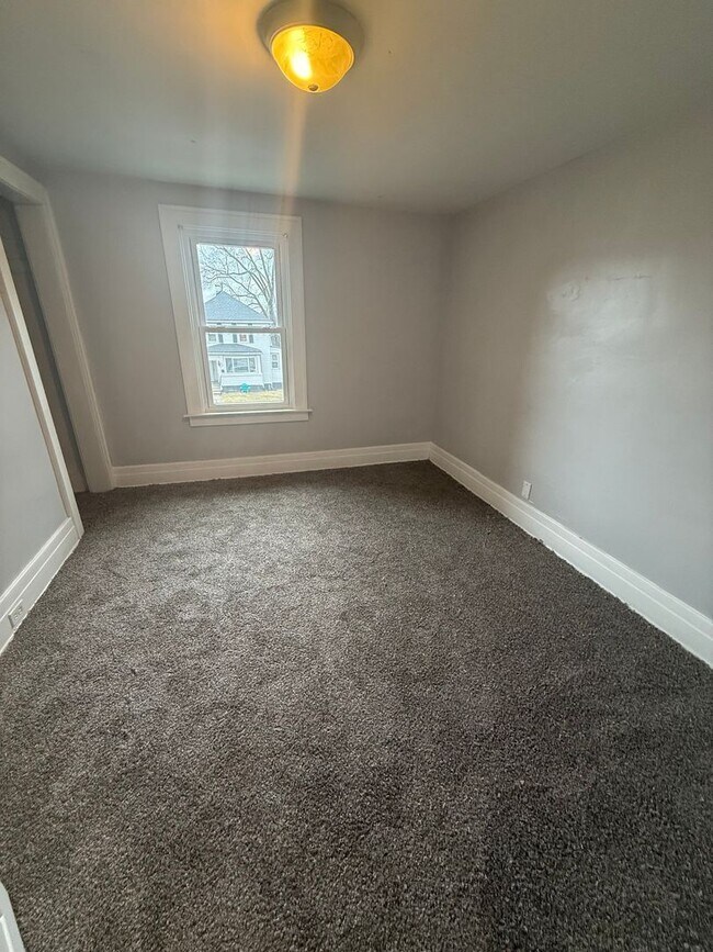 Building Photo - Downtown Mt. Clemens Home