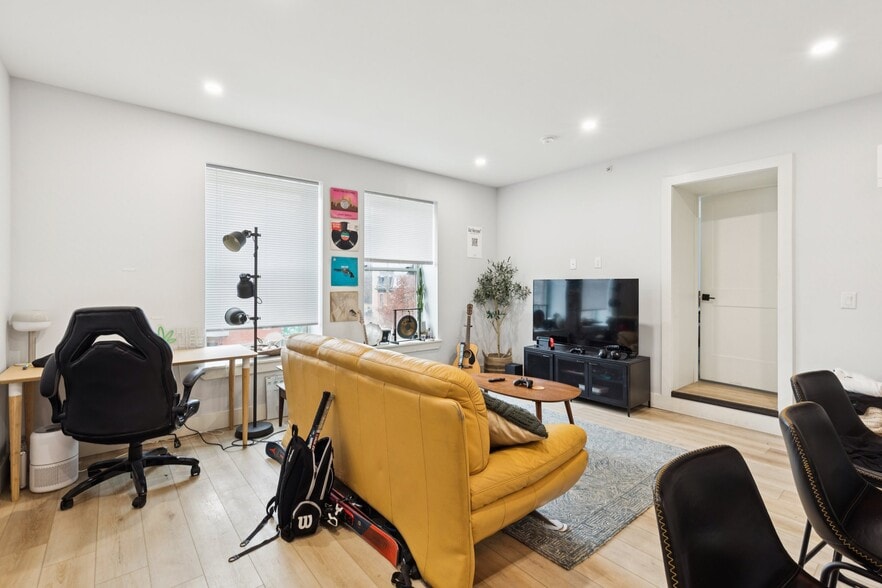 Building Photo - 3849 Lancaster Ave