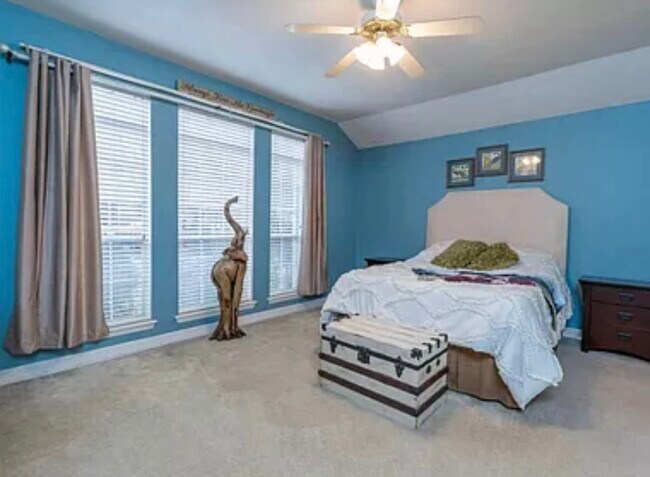 Building Photo - 815 Montreal Dr