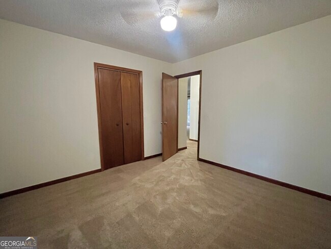 Building Photo - 204 Tanglewood Dr