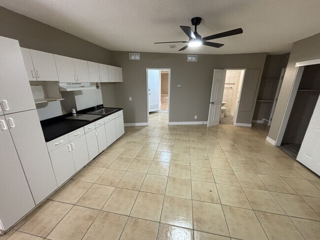 Building Photo - Newly Renovated 3bed/3Bath W/ private studio located in E. Las Vegas