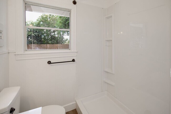 Building Photo - IMMEDIATE MOVE IN!  Cute 2 Bedroom Home wi...