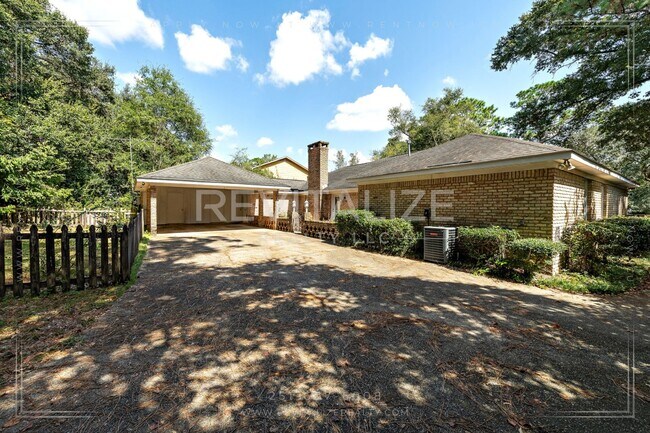 Building Photo - Beautifully Preserved 4 Bd / 3 Ba Vintage ...