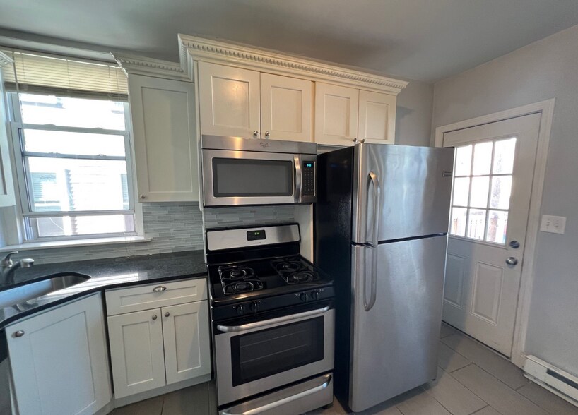 Primary Photo - 21 Chelsea St