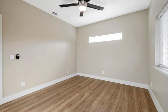 Building Photo - NEWER 2 BED, 1 BATH HOME WITH HUGE YARD AND ENCLOSED DRIVEWAY