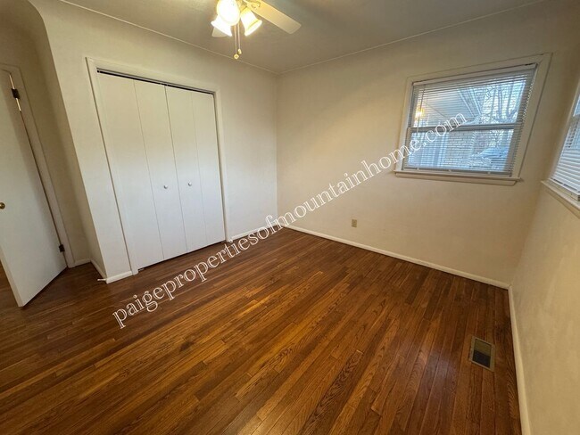 Building Photo - 3 Bedroom/2 bath home in Mountain Home