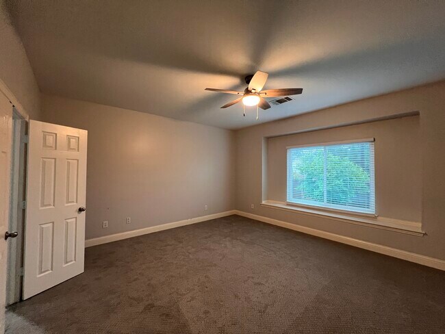 Building Photo - 301 Carissa Ct
