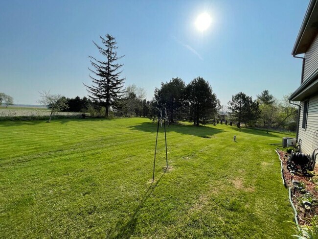 Building Photo - N93W27616 Quail Holw Ct