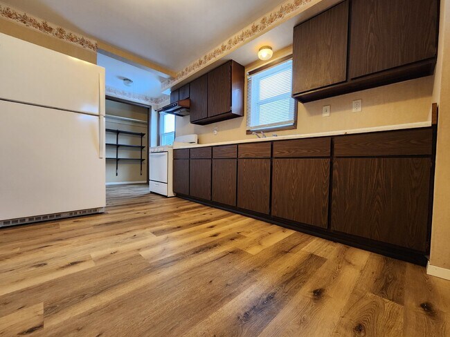 Building Photo - Large 4-Bedroom Home with a Spacious Layout.