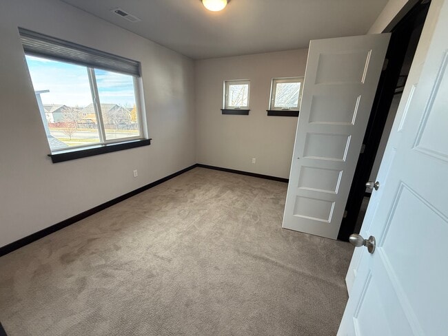 Building Photo - 5475 Vermeer Ln