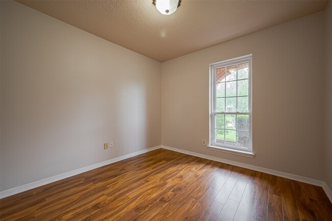 Building Photo - 3007 Cloverdale Dr