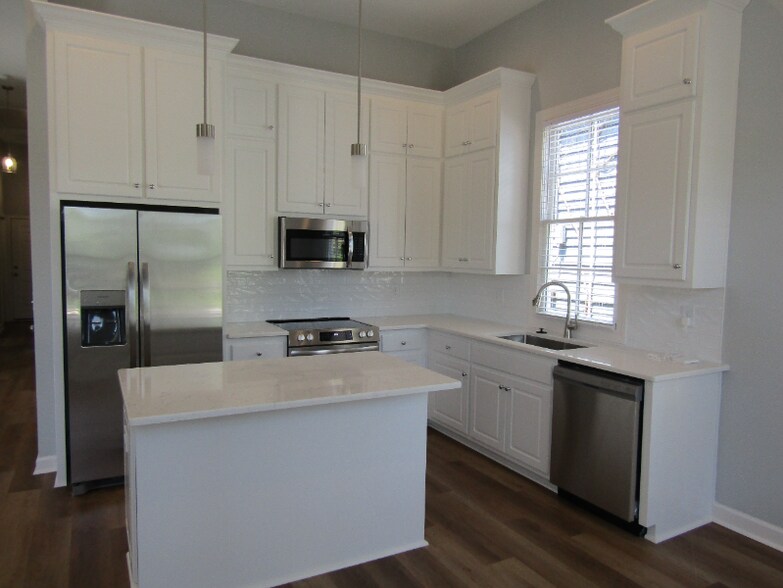 Building Photo - 1617 3rd Ave