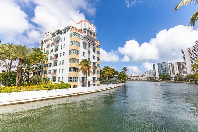 Building Photo - 2421 Lake Pancoast Dr