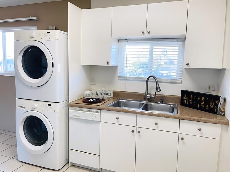 Building Photo - 788 W 18th St