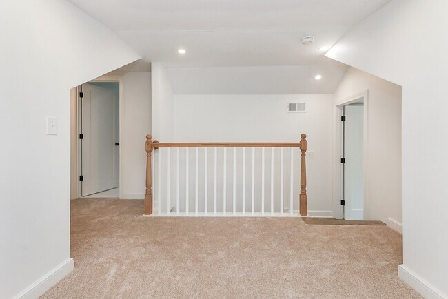 Building Photo - Four bedrooms/2.5 Baths Newly Remodeled Bay Village Home!