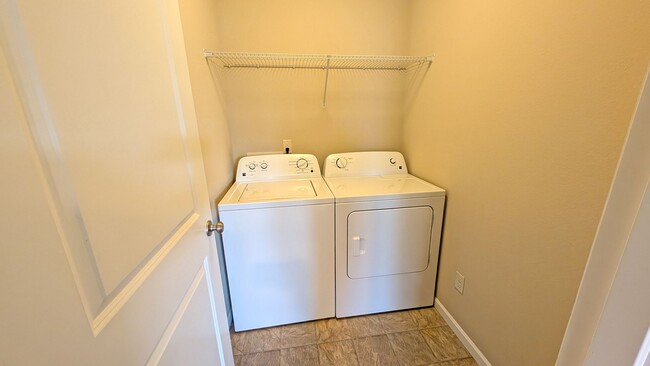 Building Photo - 4 bedroom 2.5 bathroom home