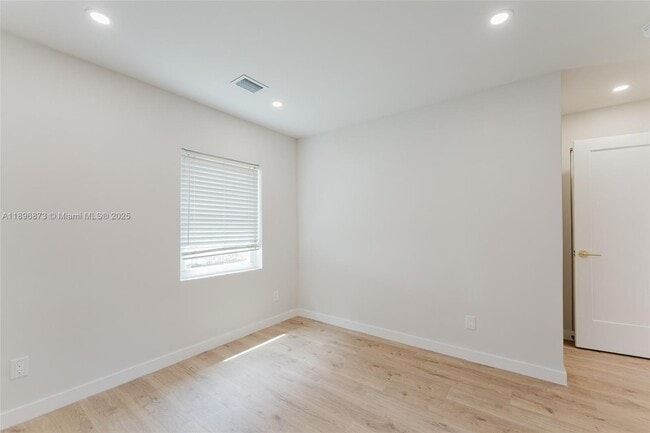 Building Photo - 1430 SW 32nd Ct