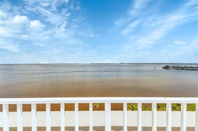 Building Photo - 1500 Park Beach Cir