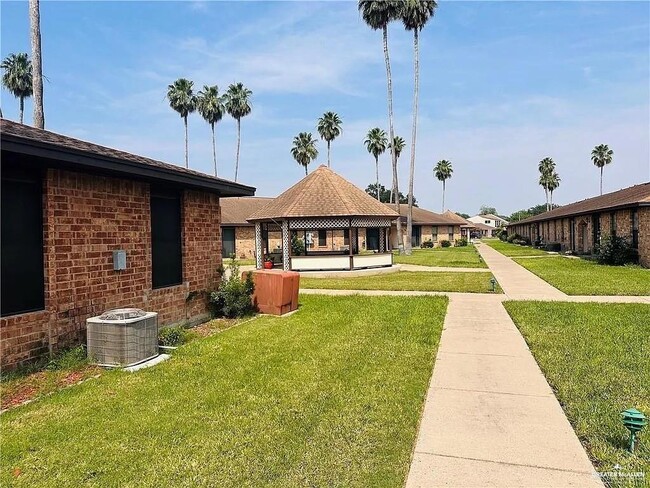 Building Photo - 10 Evergreen Ave