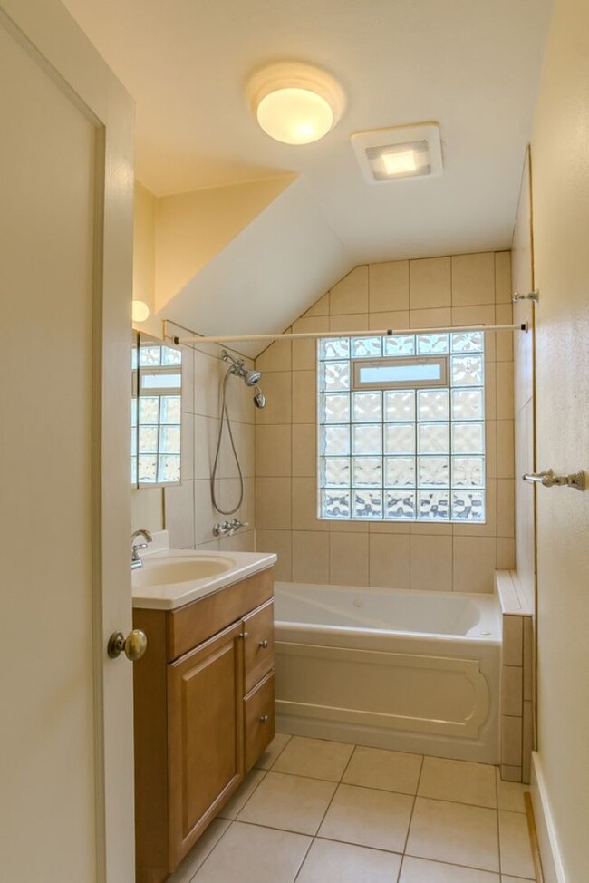 Building Photo - 3Bd/1.75Ba Seattle House